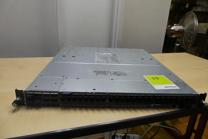 Extreme Networks Ethernet-Switch Modell: VSP 7400-48Y